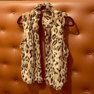 Ci Sono by Cavalini Leopard Print Faux Fur